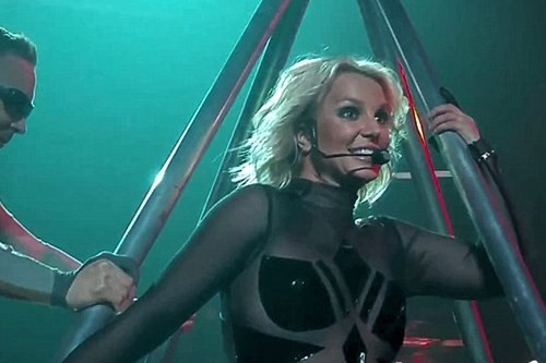 Britney Spears rach toac vay vi nhay qua sung tren san khau-Hinh-3