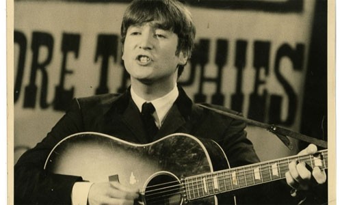 Dan guitar cua huyen thoai John Lennon dat nhat the gioi