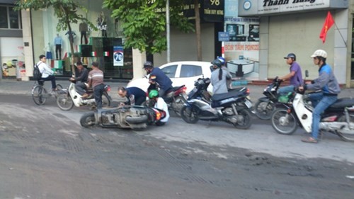 Tim ra thu pham do bun ngap duong Ha Noi-Hinh-2