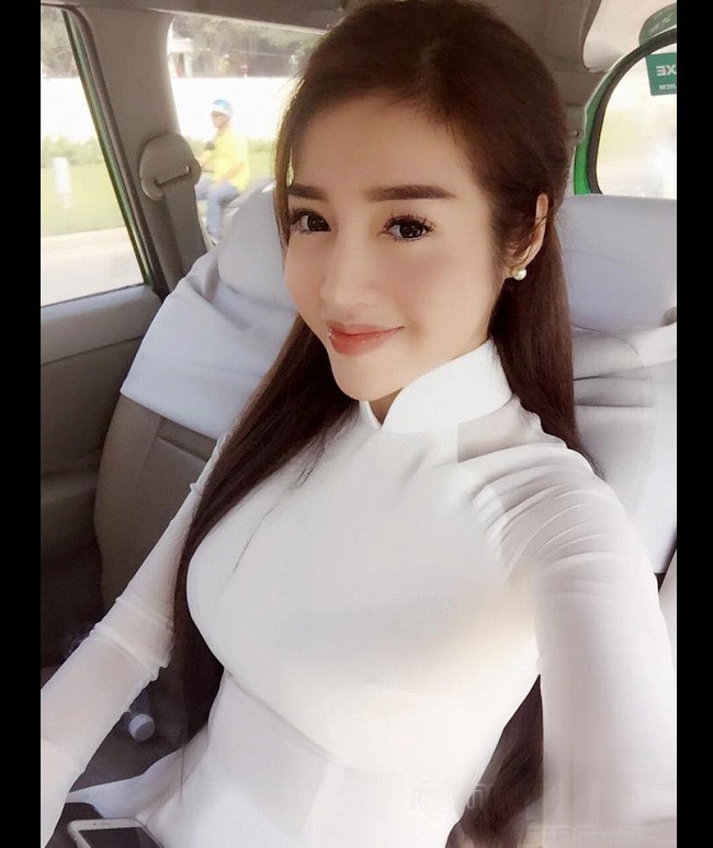 Ngam hot girl Viet tinh khoi trong ta ao dai trang-Hinh-3