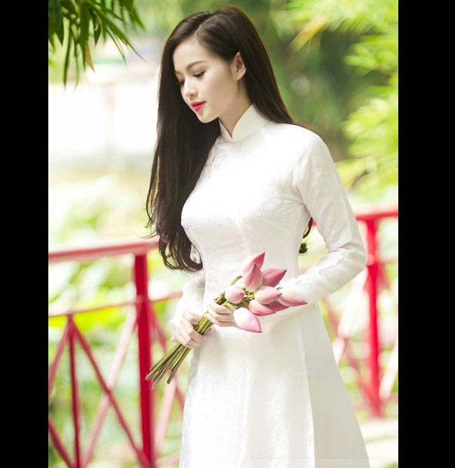 Ngam hot girl Viet tinh khoi trong ta ao dai trang-Hinh-7