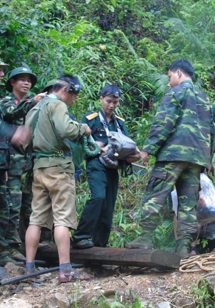 Toan canh ngay thu hai giai cuu cac phu vang mac ket-Hinh-11