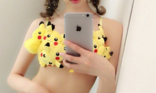Mac bikini Pikachu de thu hut ban trai nghien Pokemon Go