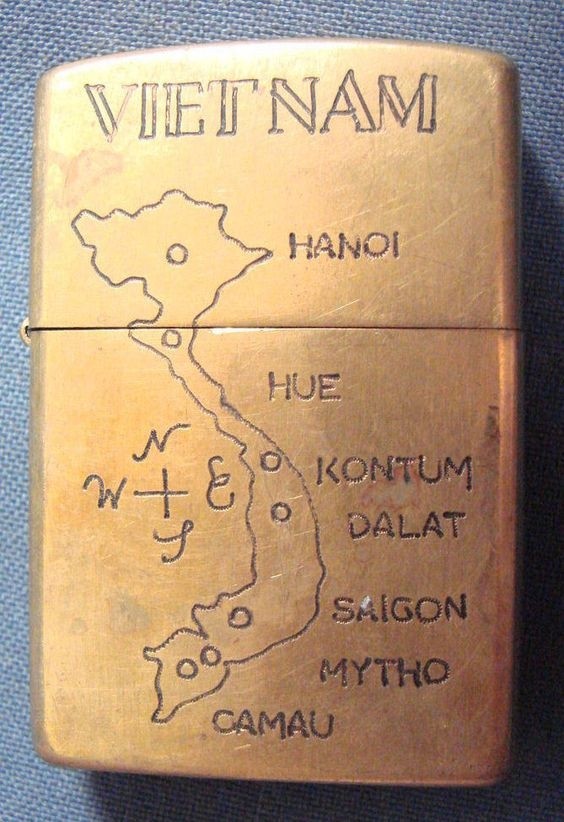 Tren bat lua Zippo cua linh My o Viet Nam viet gi?-Hinh-3