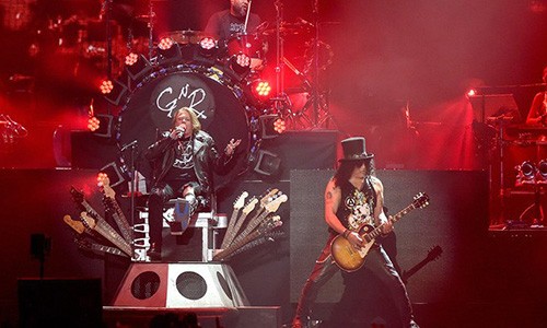 30 nguoi bi bat trong show dien cua nhom Guns N' Roses