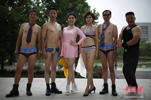 Trung Quoc Cu ong cu ba tham gia thi nguoi dep bikini-Hinh-6