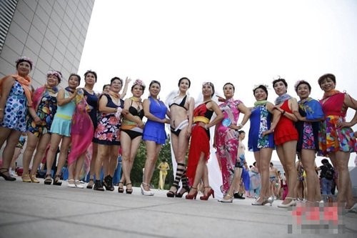 Trung Quoc Cu ong cu ba tham gia thi nguoi dep bikini-Hinh-7