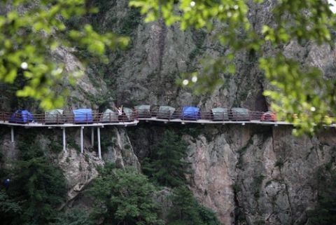 “Nguoi thich, ke so” khi cam trai tren vach nui cao 1700m-Hinh-2