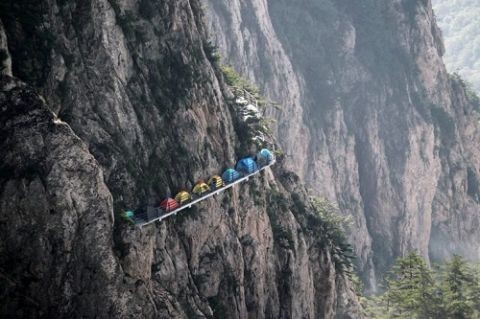 “Nguoi thich, ke so” khi cam trai tren vach nui cao 1700m-Hinh-3