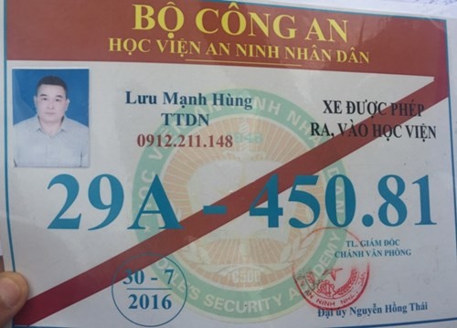 Tuoc hang chuc phu hieu Bo Cong an gan tren o to tu nhan-Hinh-6