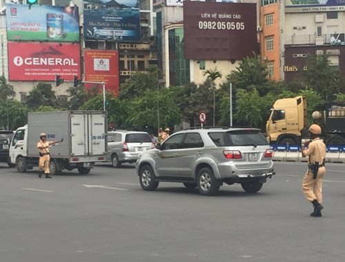 Tuoc hang chuc phu hieu Bo Cong an gan tren o to tu nhan-Hinh-7