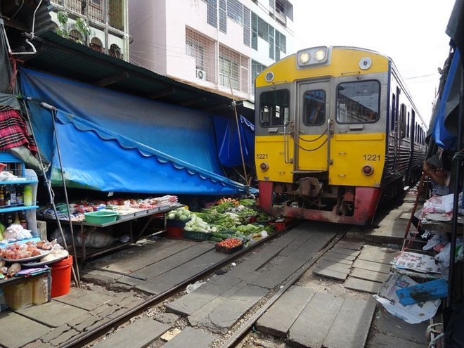 Ron toc gay canh mua ban tren duong sat o Thai Lan-Hinh-8