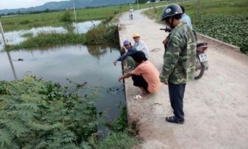 Me nga xuong nuoc tu vong khi cho con qua cau