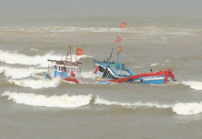 Hai tau ca Quang Ngai chim khi chay ve bo tranh bao