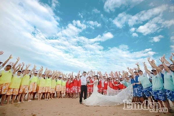 Bo anh cuoi tram nguoi “phu hoa” cua cap yeu xa