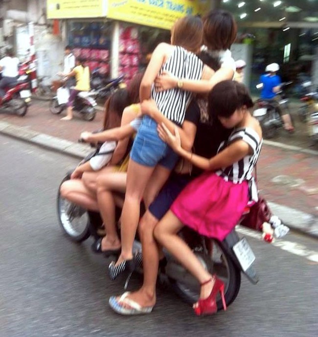 Nga ngua nhung canh tuong “oai oam” tren duong pho