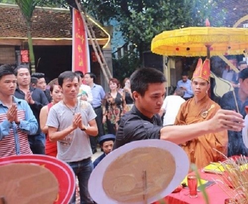 Le Roi tran tinh ly do den cung To nghe san khau