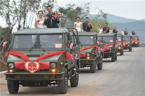 Trao nhau doi tran vang lam vat dinh uoc trong dam cuoi-Hinh-5