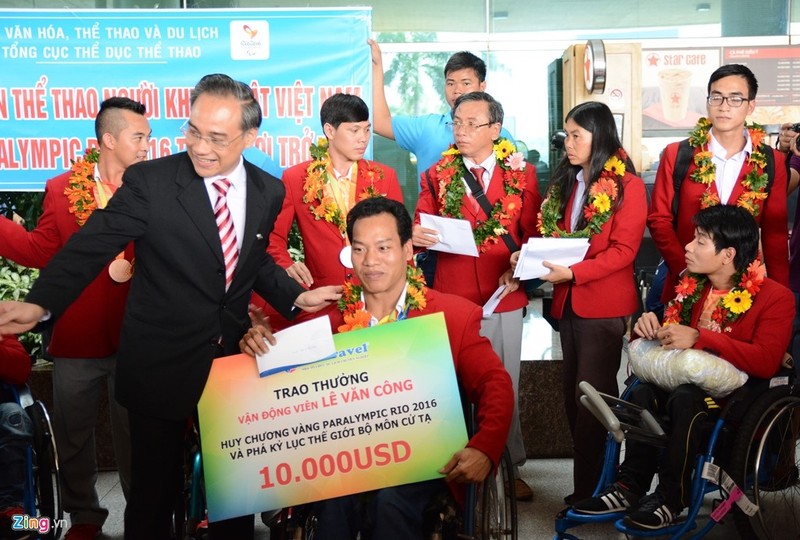 Doat HCV tai Paralympics, Le Van Cong hanh phuc ngay tro ve-Hinh-5