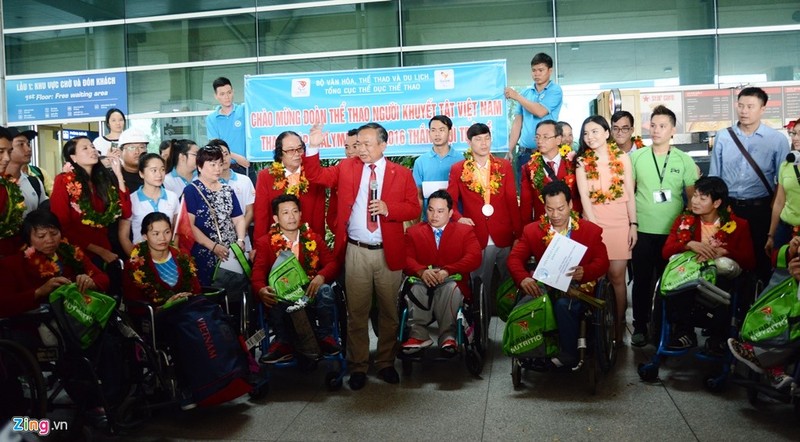 Doat HCV tai Paralympics, Le Van Cong hanh phuc ngay tro ve-Hinh-6