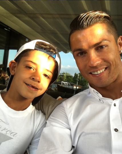 Cristiano Ronaldo khoe anh con trai mat rang cua-Hinh-2