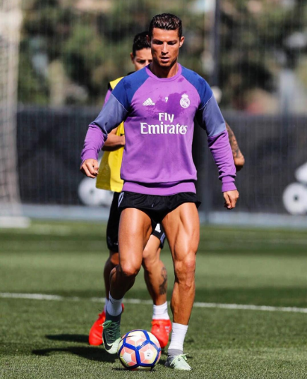 Cristiano Ronaldo khoe anh con trai mat rang cua-Hinh-4