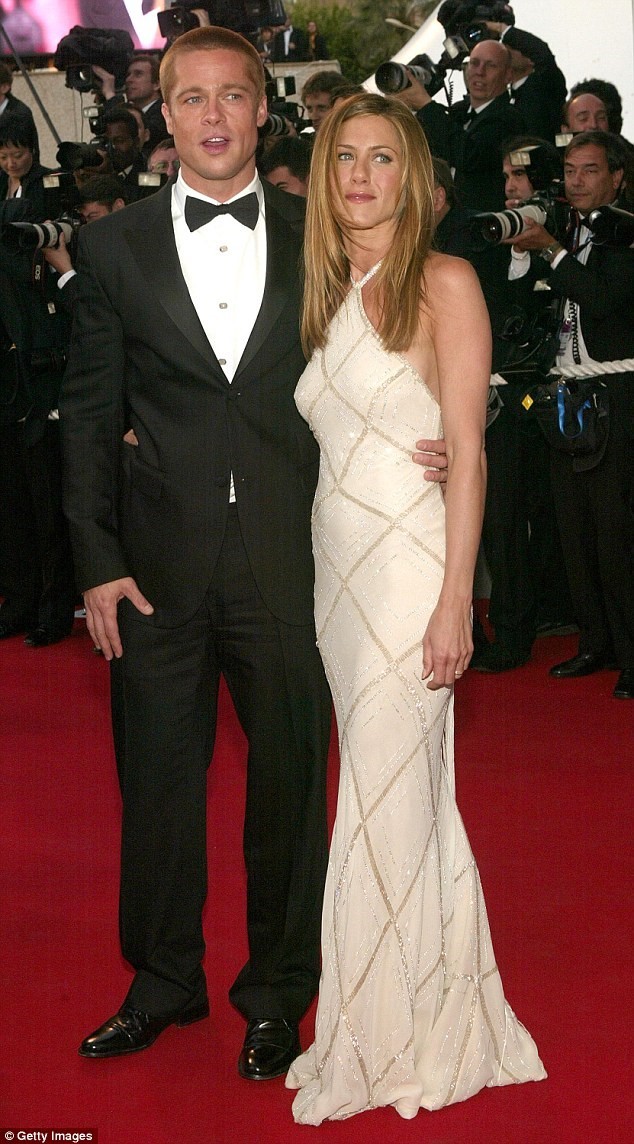 Jennifer Aniston: “Brad Pitt va Angelina Jolie chia tay la qua bao