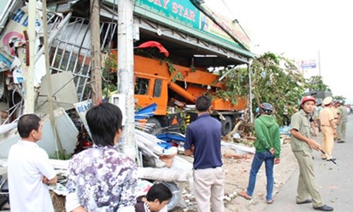 Binh Duong: Tai nan lien hoan khien 2 phu nu nguy kich