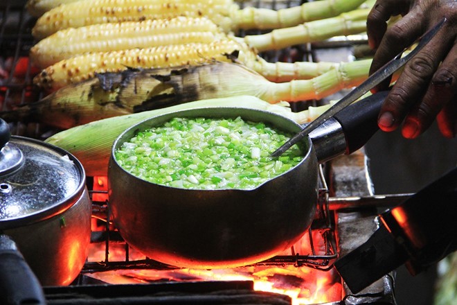 Nguoi Sai Gon boc so cho ca tieng de duoc an bap nuong