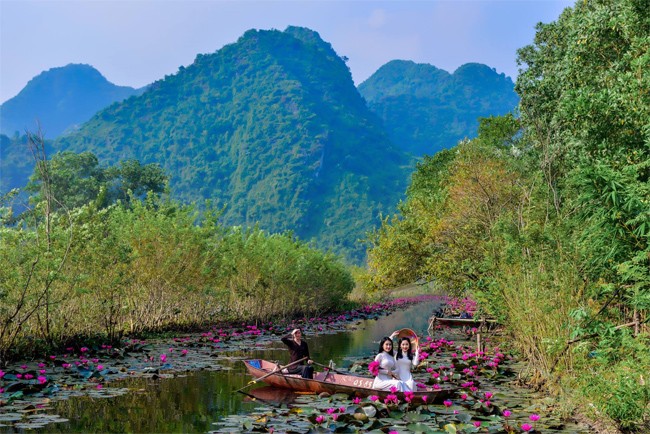 Thieu nu Ha thanh khoe sac ben ho hoa sung-Hinh-11