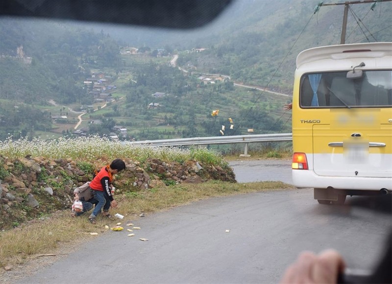 Phan no canh khach ngoi tren o to nem thuc an cho tre em Ha Giang-Hinh-3