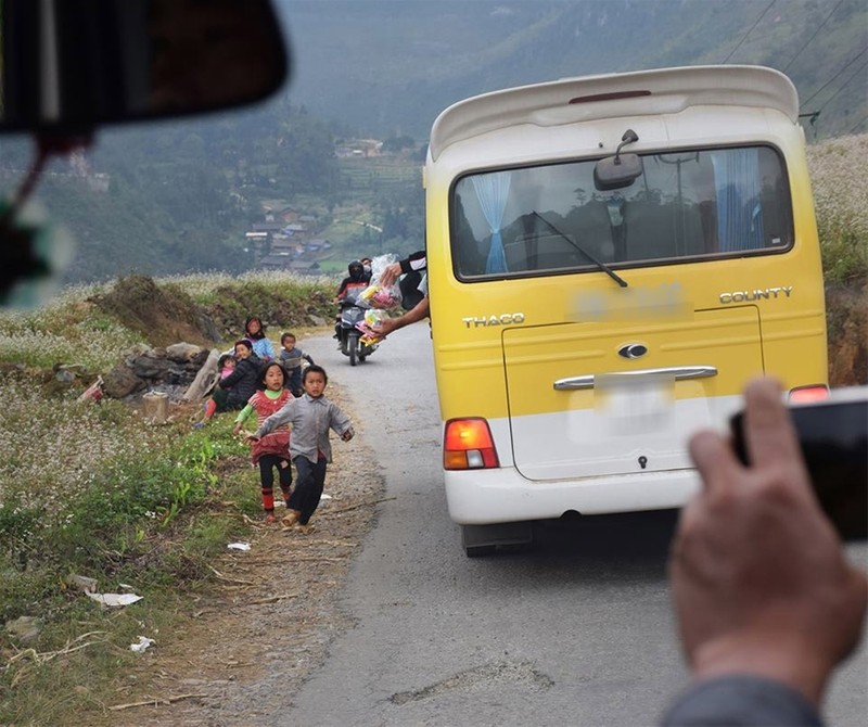 Phan no canh khach ngoi tren o to nem thuc an cho tre em Ha Giang