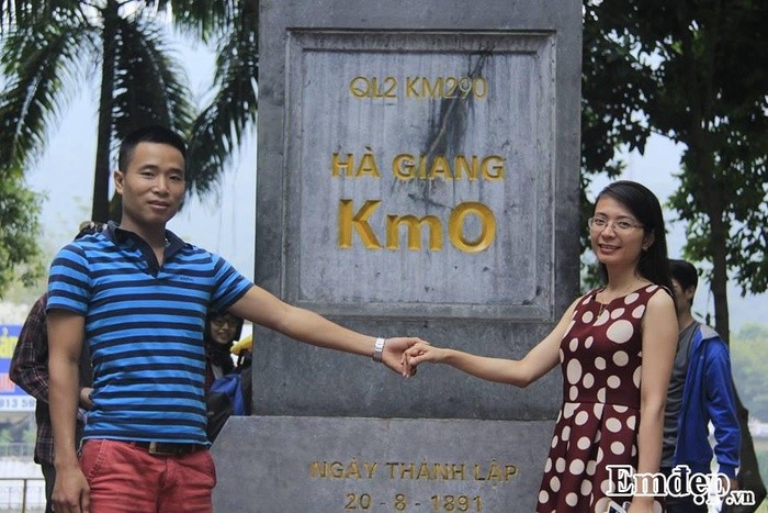 Chang trai mang nhan kim cuong cau hon ban gai tren Ma Pi Leng