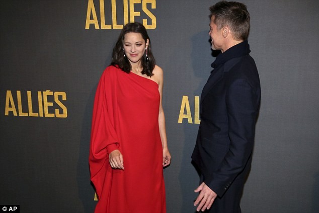 Brad Pitt se cong bo so thich yeu la lung cua Angelina Jolie-Hinh-2