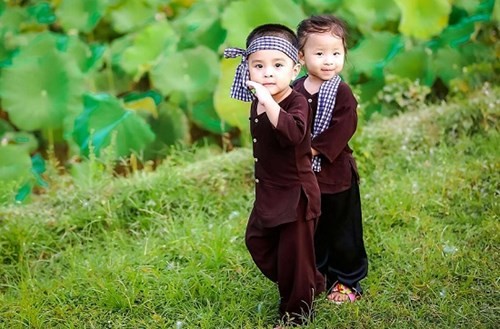 Cap chi em 3 tuoi Bac Giang “hoa nong dan chinh hieu”