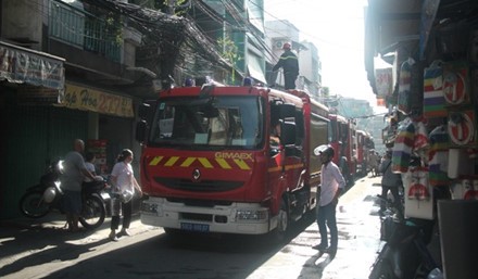 TP HCM Con gai ngao da nghi dot lua lam chay nha cha me-Hinh-2