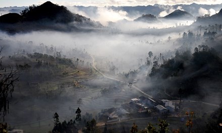 Tan huong khung canh thien duong o Dong Van, Hoa Giang