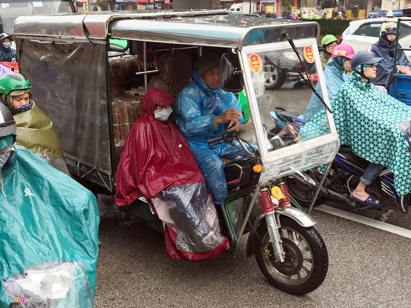 Canh khon kho trong mua ret tren duong pho Ha Noi