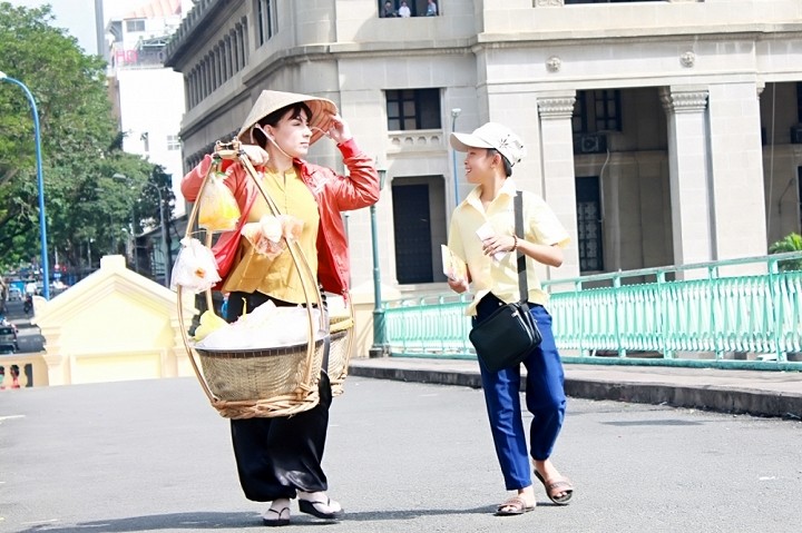 Phi Nhung ganh hang rong, Ho Van Cuong ban ve so trong MV-Hinh-2