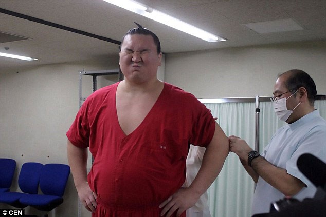 Vo si sumo Nhat Ban meu mao khi bi tiem-Hinh-3