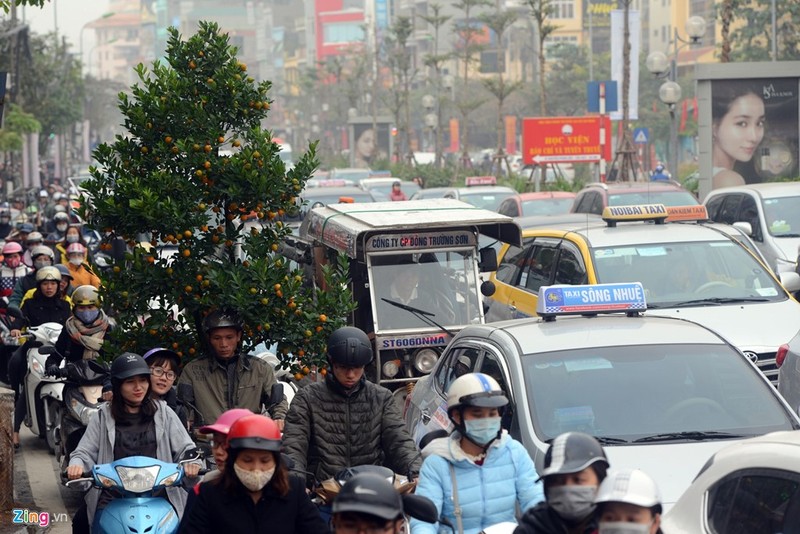 Anh: Doan xe rong ran “bo” qua lo cot chan giua nga tu Ha Noi-Hinh-10