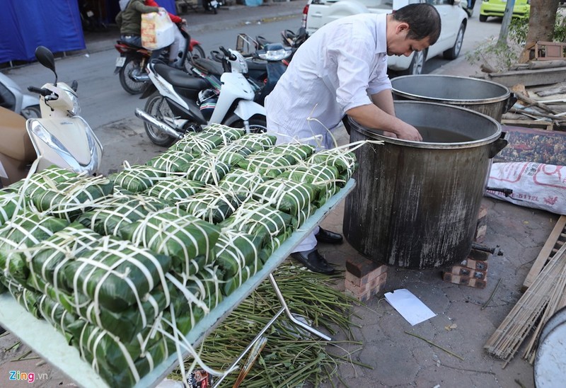 Dai gia dinh 70 nguoi bat lon, mo hoi goi banh chung don Tet-Hinh-16