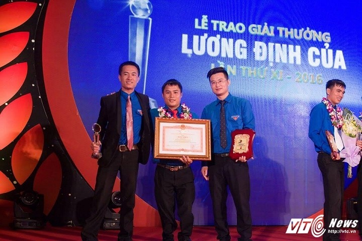 Chang trai tat nguyen tro thanh ty phu nho uom cay giong-Hinh-3