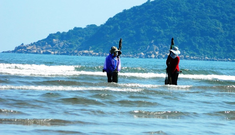 Can canh nghe dam minh trong song nuoc, di 