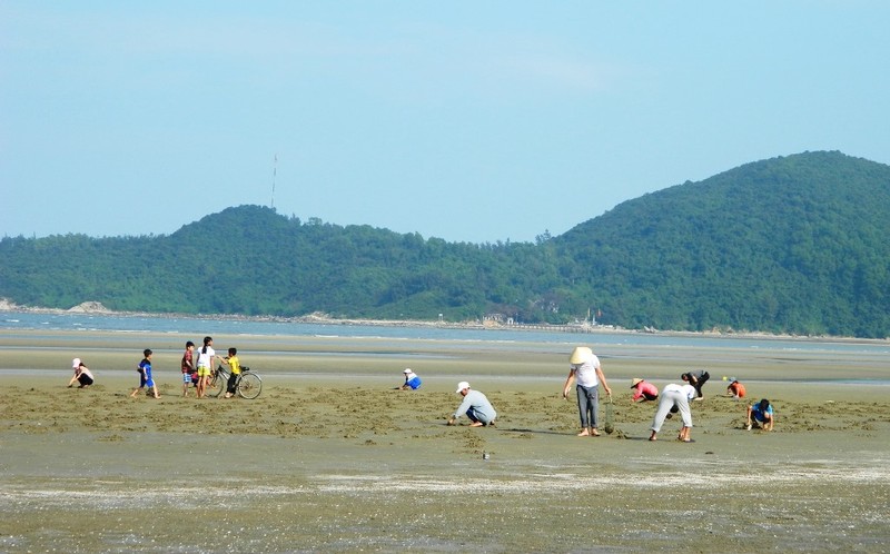 Can canh nghe dam minh trong song nuoc, di 