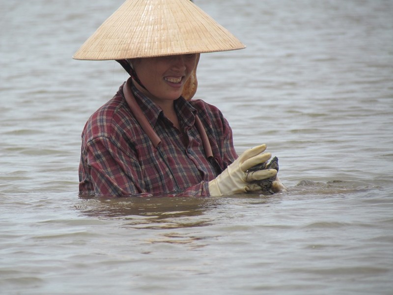 Can canh nghe dam minh trong song nuoc, di 