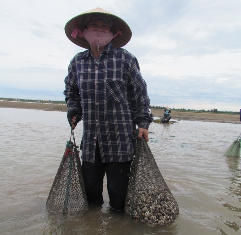 Can canh nghe dam minh trong song nuoc, di 