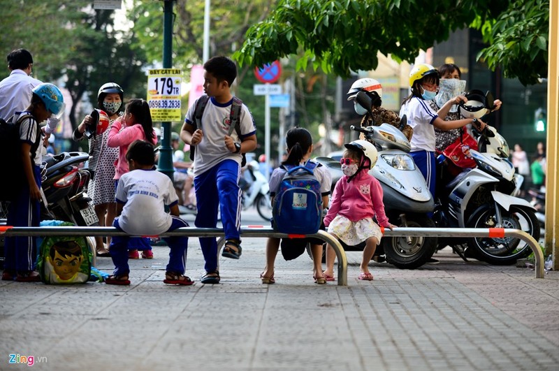 Anh: Barie via he Sai Gon bi nguoi thieu y thuc vo hieu hoa-Hinh-10