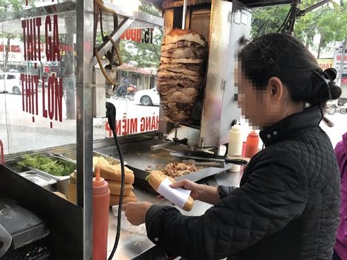 Xe day banh mi via he: Ban quanh nam, thu tien ty-Hinh-2