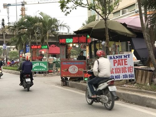 Xe day banh mi via he: Ban quanh nam, thu tien ty